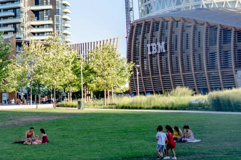 Vooraanzicht van een modern IBM-kantoor, symbool voor de vroege adoptie van AI en workforce-innovatie.