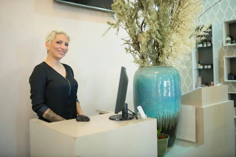 Spa-medewerkster noteert afspraken en beantwoordt klantvragen.