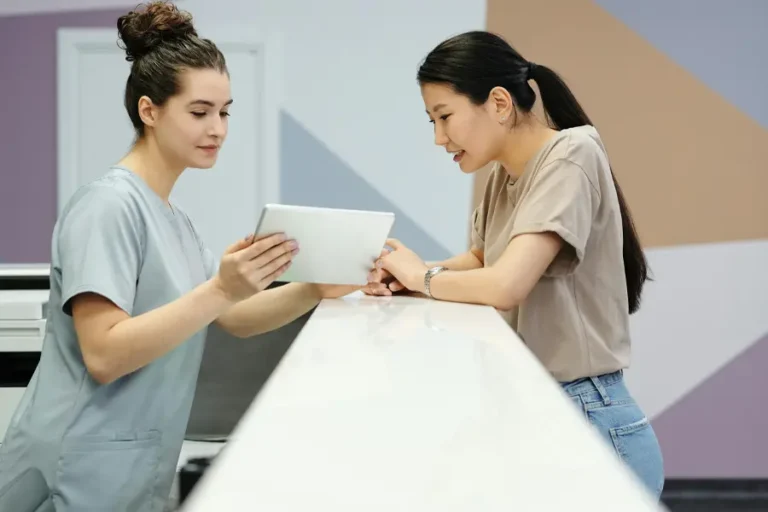 Zorgmedewerkster regelt afspraken en cliëntvragen via telefoon.